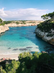 Yoga Mallorca Urlaub kann auch Strand & Meer bedeuten